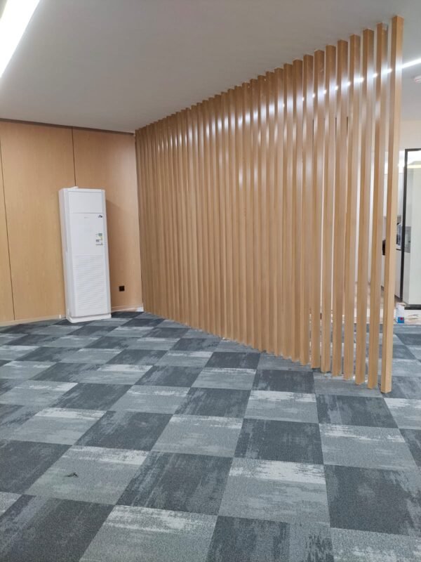موكيت بلاط 50×50 بألوان عصرية وجودة عالية مناسب للمكاتب والشركات سهل التركيب والتنظيف