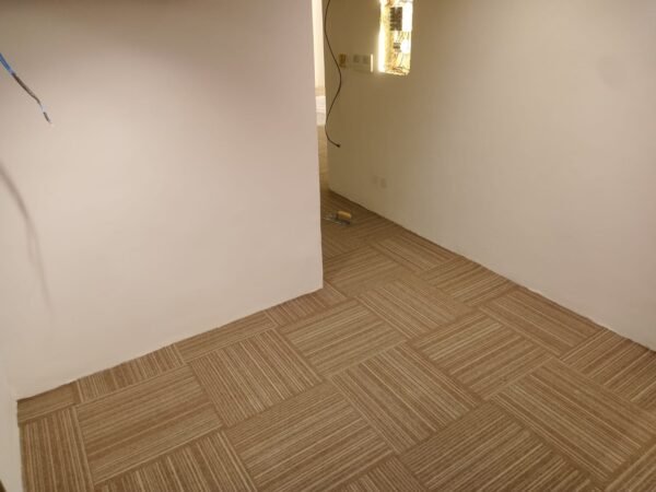 موكيت بلاط 50×50 بألوان عصرية وجودة عالية مناسب للمكاتب والشركات سهل التركيب والتنظيف
